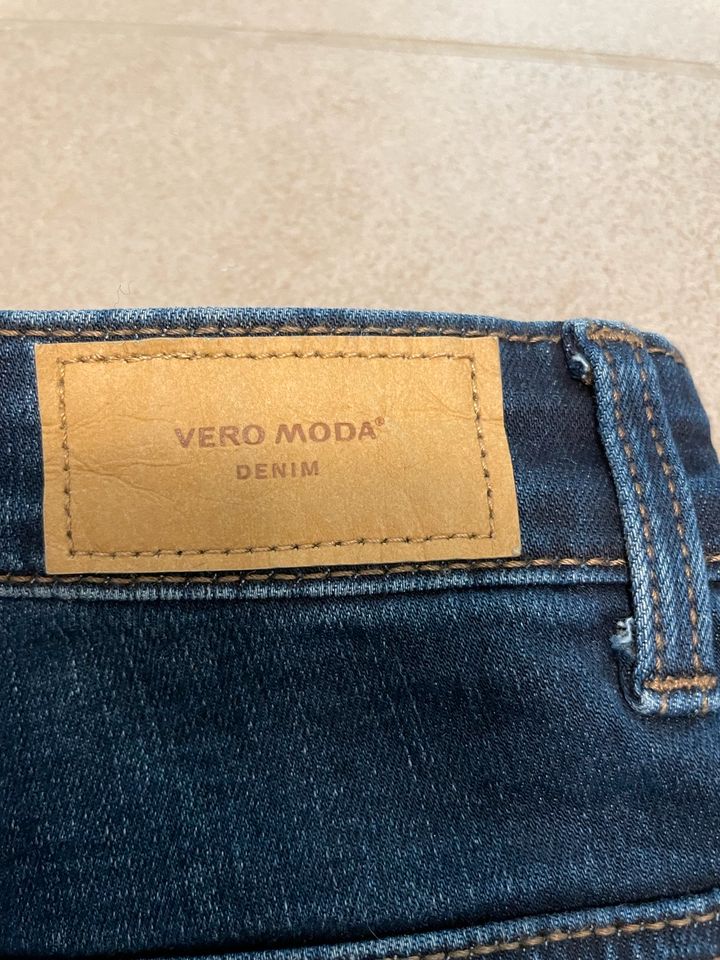 Dunkelblaue Jeans von Vero Moda in München