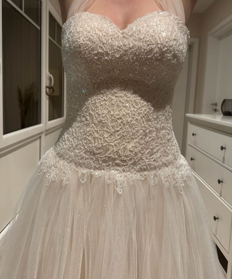 Brautkleid Prinzessin Rose Ivory Gr. 36 in Oldenswort