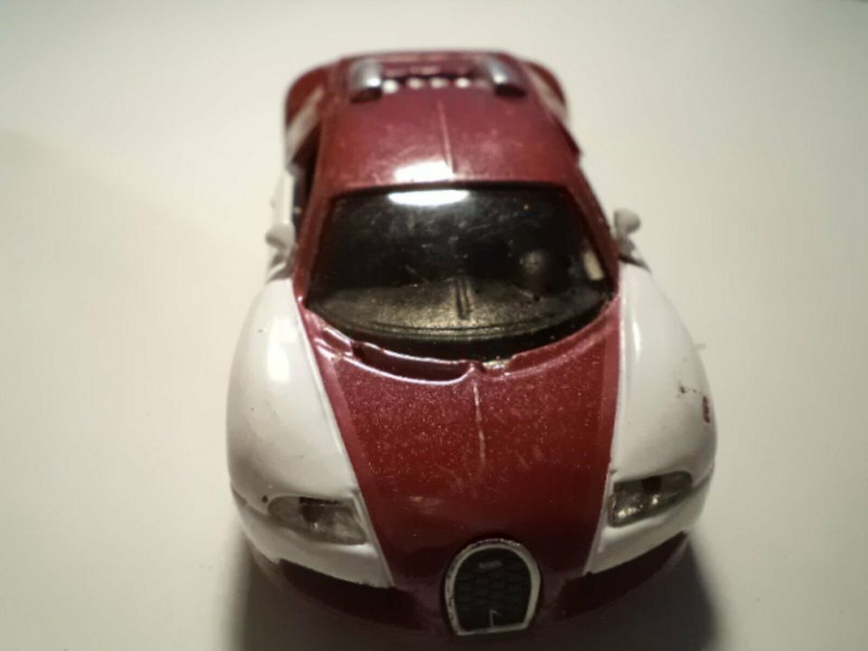 Modellauto Siku Bugatti EB 16.4 Veyron rot weiß Grand Sport in Herford