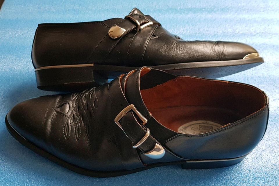 Lederschuhe für Herren in schwarz mit Metallapplikationen in Rheinfelden (Baden)