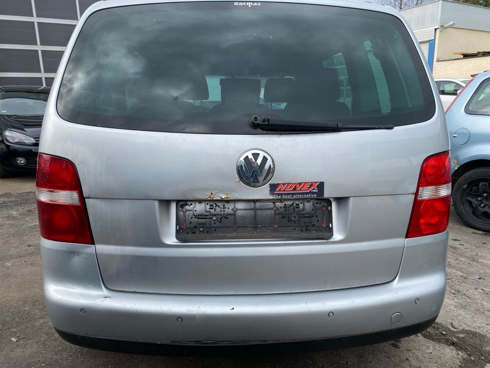 VW Touran 1T Silber  |Schlachtfest Teile Getriebe Kotflügel Türe in Backnang