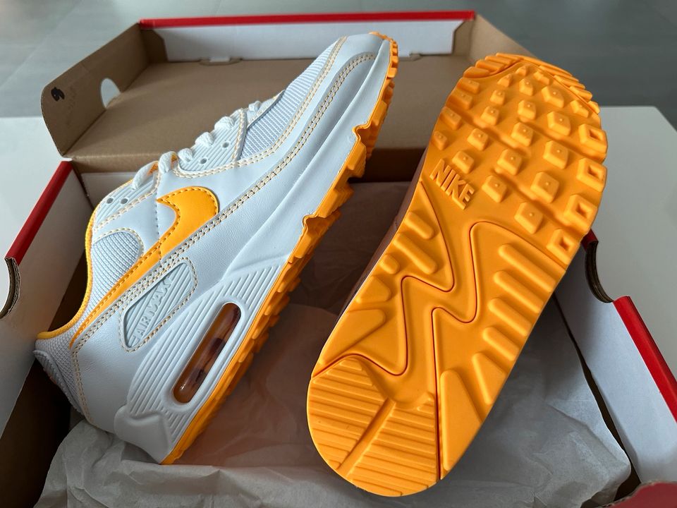 Nike Air Max 90 Laser Orange. US 9 in Brennberg