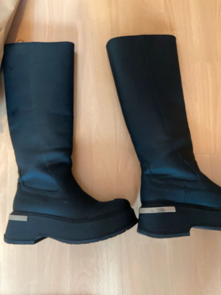 Zara Damen Leder Stiefel in Stuttgart