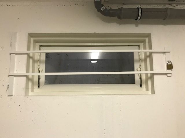 Sicherheitsgitter aus Metall für Kellerfenster, gebraucht in Albachten