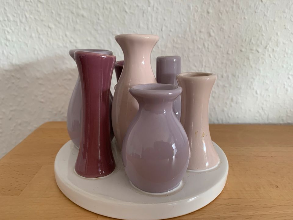 Moderne, Kleine Vasen Ansammlung auf einer Platte in Altenberge