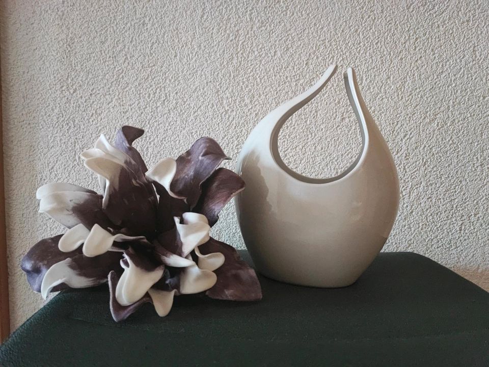 Vase , tolles Design, ohne dekoration in Seinsheim