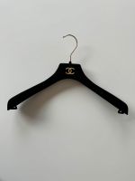 Original Chanel Kleiderbügel Hanger Bügel CC Samt schwarz Gold Baden-Württemberg - Östringen Vorschau