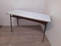 #A DDR Schulbank Werkbank Tisch weiß Metallbeine Ablage Sachsen - Burgstädt Vorschau