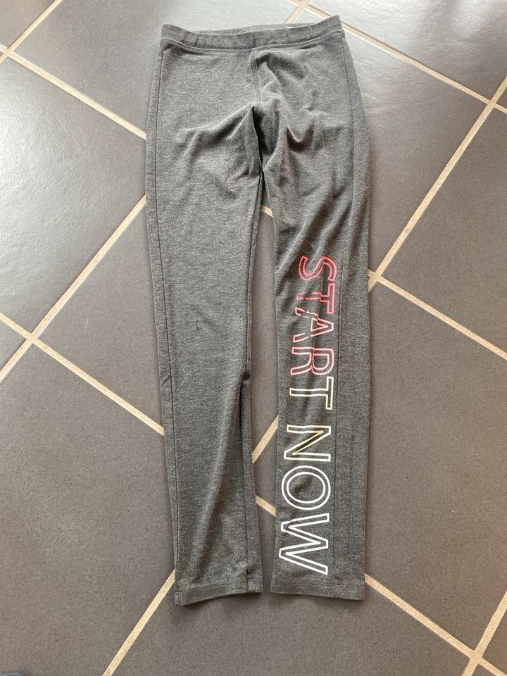 Mädchen H&M Legging Hose Druckgrafik grau Gr. 164 in Simbach