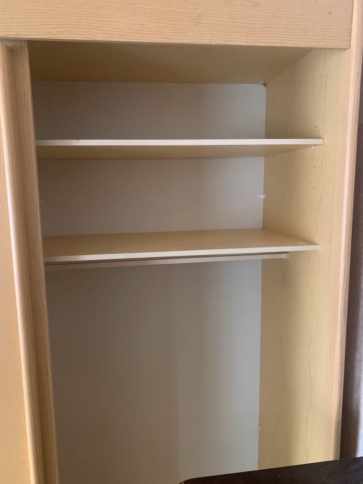 Kleiderschrank, Schlafzimmer in Grabow