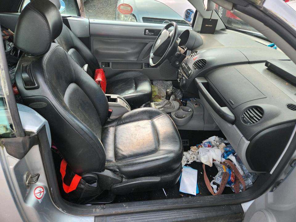 Schlachtfest! VW New Beetle Cabrio 2,0 AZJ EGT 2004 silber LA7W in Eschweiler