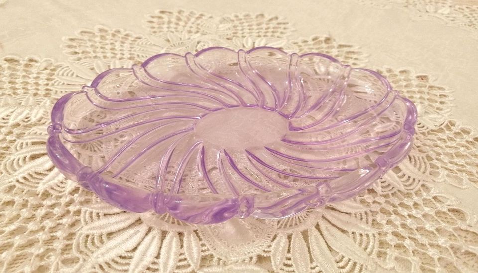 Wunderschöner Glas Teller Schale in Flieder lila in Hungen