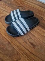 Adidas Adilette 22 schwarz-weiß Nordrhein-Westfalen - Siegburg Vorschau