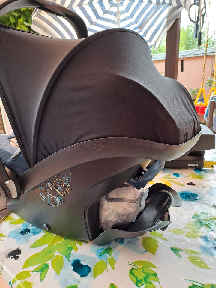 MAXI cosi Babys Schale mit Auto isofix Halterung in Lehrte