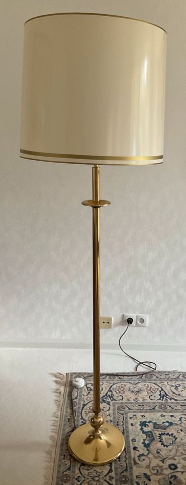 Vintage Messing Stehlampe 169 cm, heller Schirm mit Goldborte in Ehringshausen