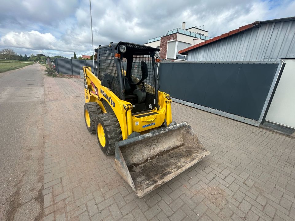 Komatsu SK714 Kompaktlader Radlader Lader Bobcat in Harthausen