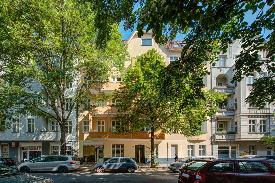 Im grünen Reuterkiez: sonnige 2-Zimmer-Investment-Wohnung mit Südbalkon in Berlin