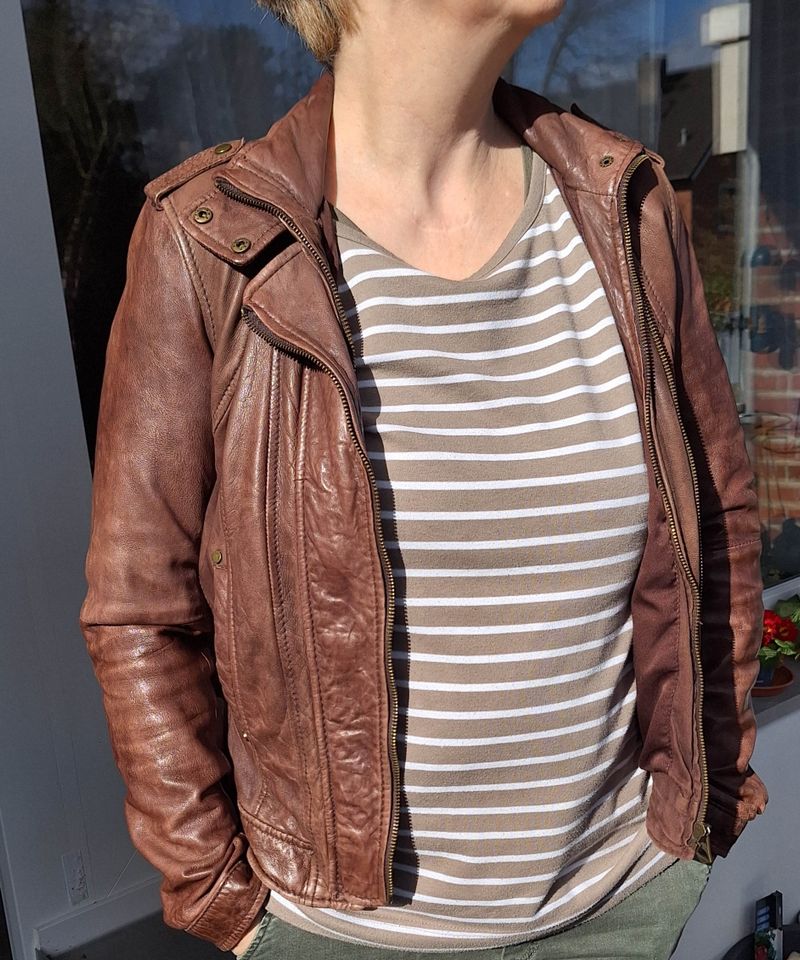 Bershka, butterweiche, dunkelbraune Lederjacke. Bikerstil Gr. M/L in Bad Schwartau