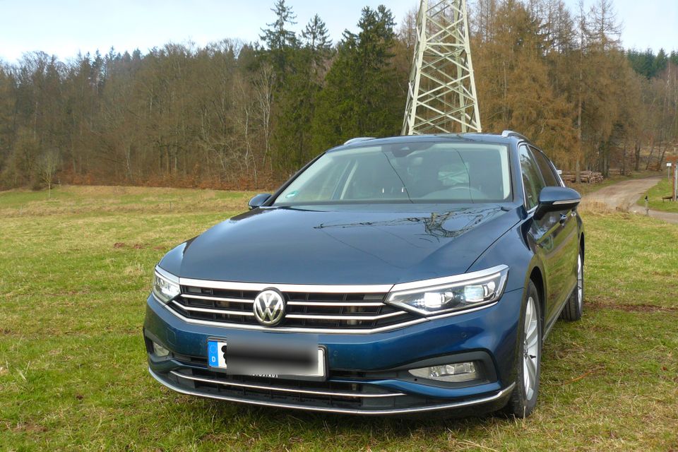 VW Passat Variant 2.0 TDI Elegance 4MOTION, AHK, LED, unfallfrei in Steinbach-Hallenberg (Thüringer W)