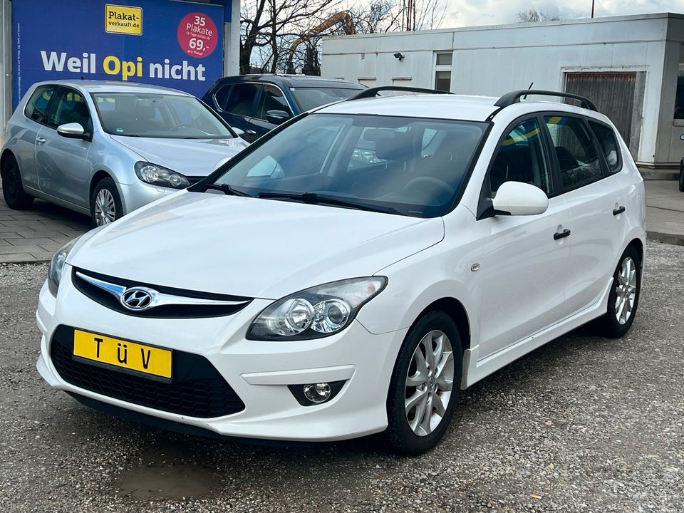 Hyundai i30 CW 1.6 CRDi Comfort * Euro 5 * TÜV * AHK in Rosenheim