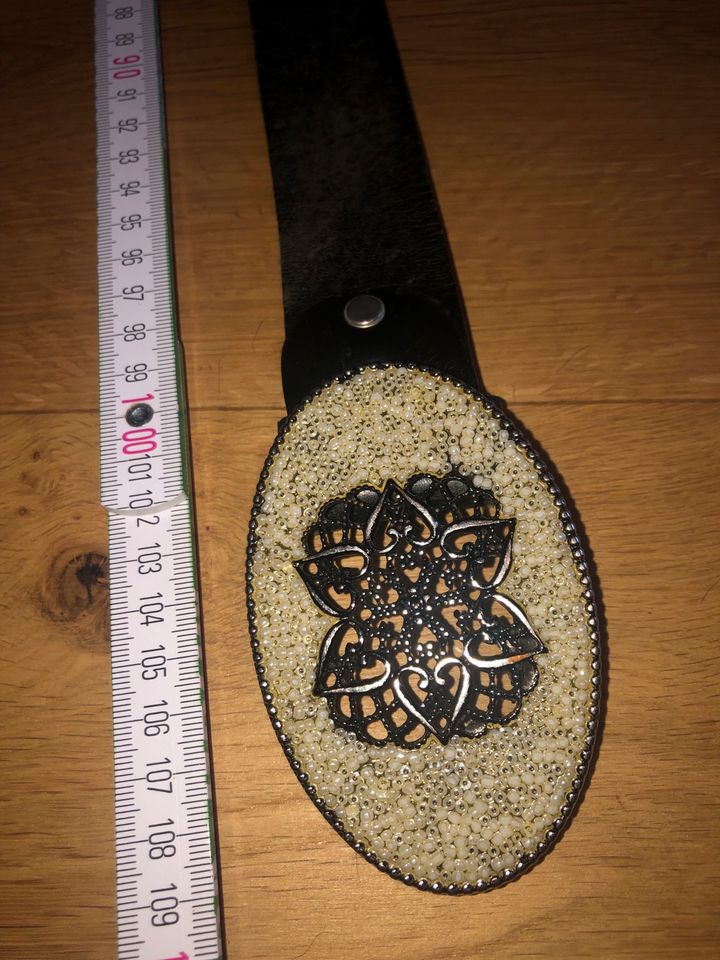 Ledergürtel 110cm mit Perlenschnalle in Dreieich