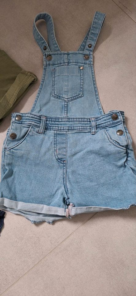 Bekleidungspaket Shorts Jeansshorts Latzhose Gr. 110/116 in Kaiserslautern