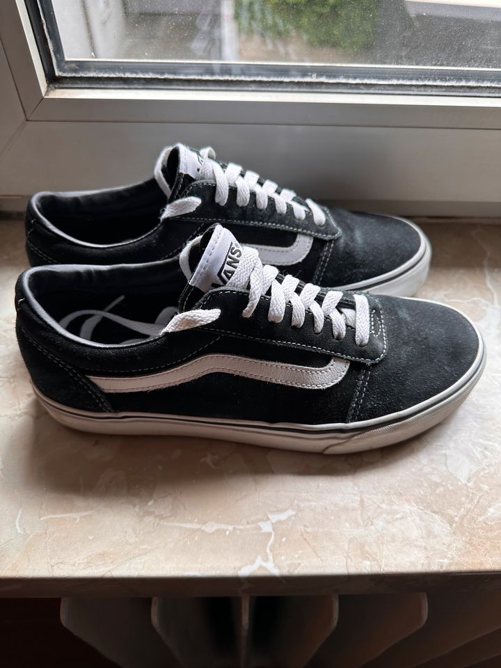 Schwarze Vans-Sneaker in Stuttgart