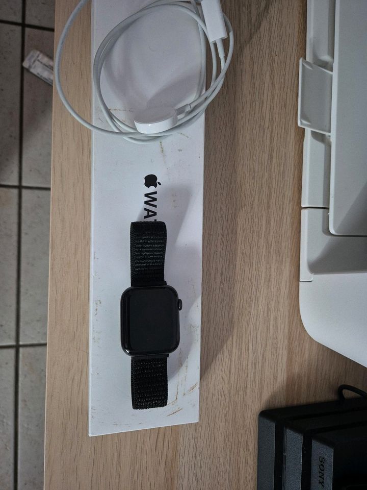 Apple Watch Se (1.Generation) Sehr Guter Zustand in Bornheim