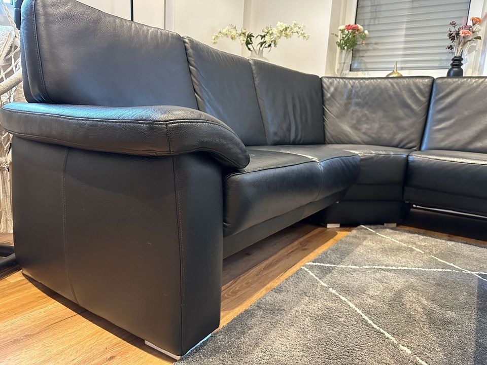 Robuste L-Ledercouch mit Sessel in schwarz in Ascheberg