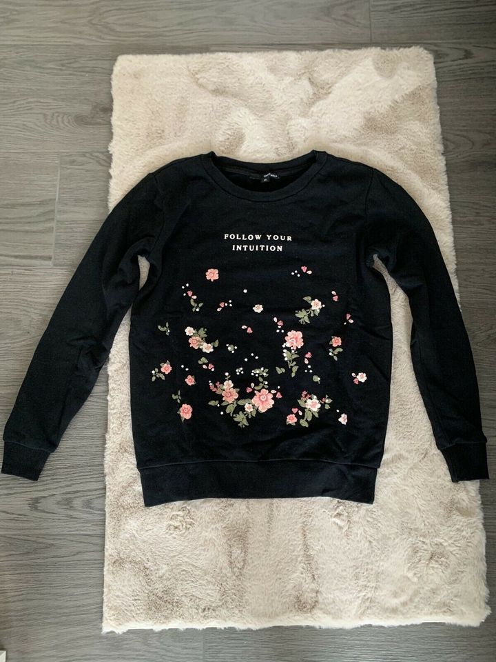 Pullover Hoodie Sweatshirt schwarz Blumen rosa in Filderstadt