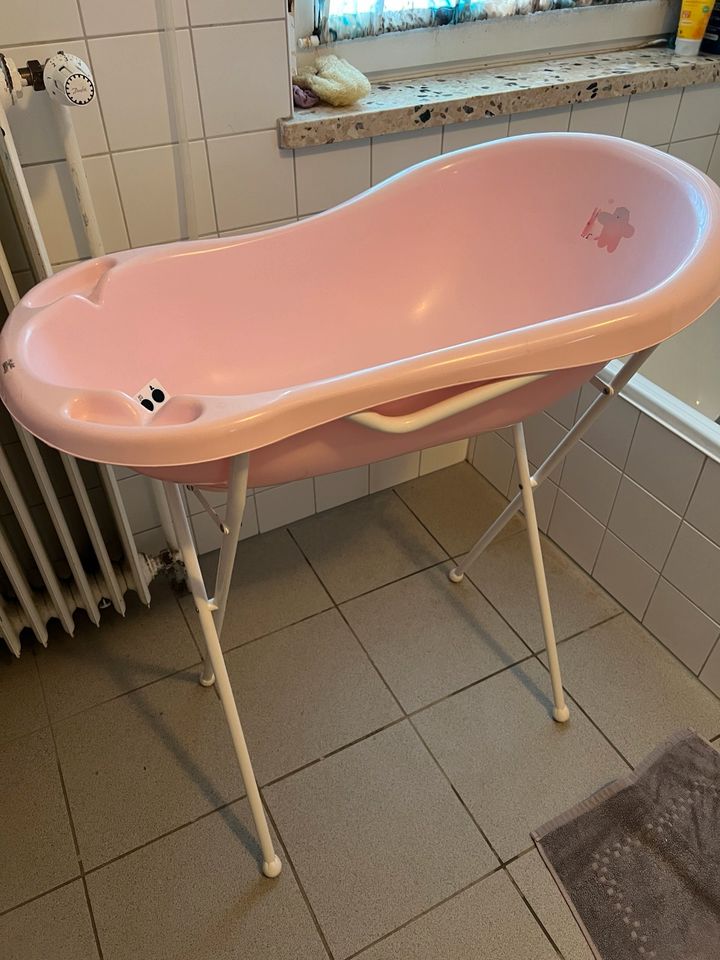 Schöne Babywanne Badewanne rosa in Mölln