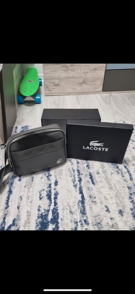 Lacoste Umhänge Tasche grau Neuwertig in Elsenfeld