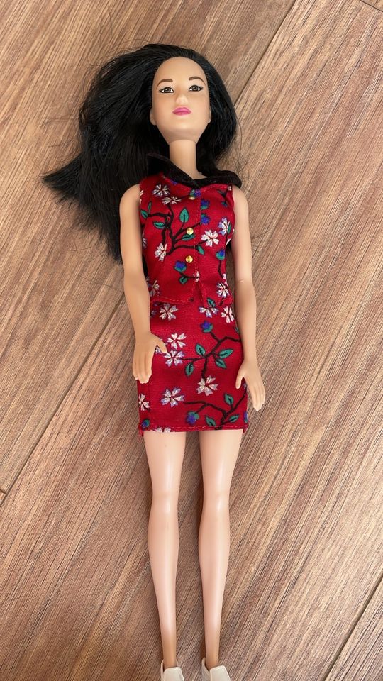 Barbie Fashionista Asiatisch Montessori Puppe in Köln