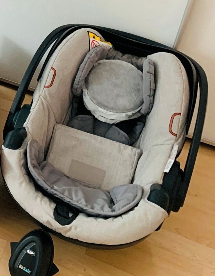 Stokke Kinderwagen mit viel Zubehör in Pforzheim