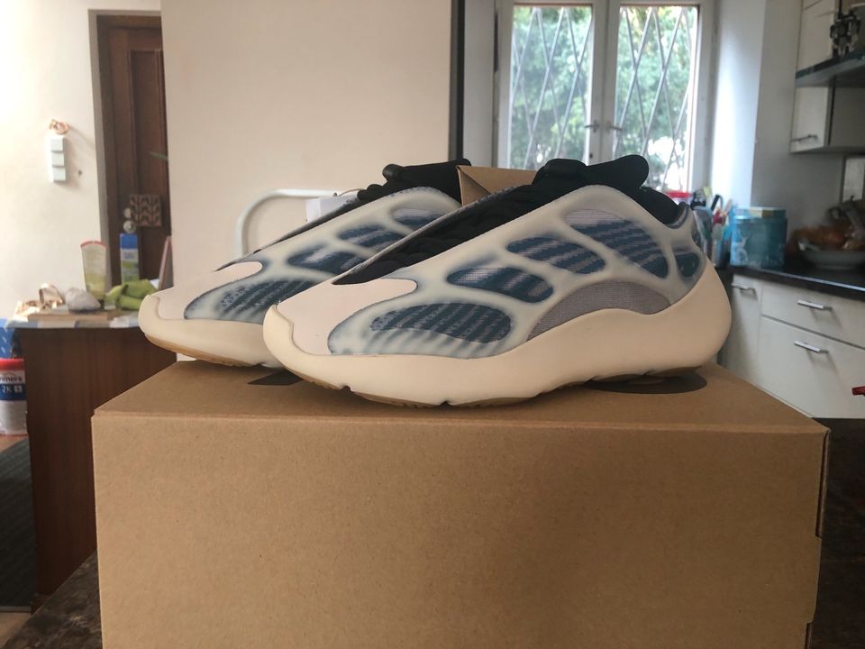 Adidas Yeezy 700 V3 Kyanite Gr. 39 1/3 EU in Berlin