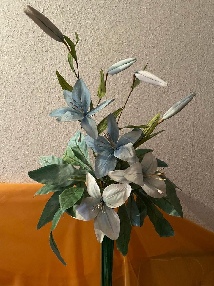 Große Kunstblumen Lilien mit Vase, ca. 90 cm hoch, gebraucht in Meißen