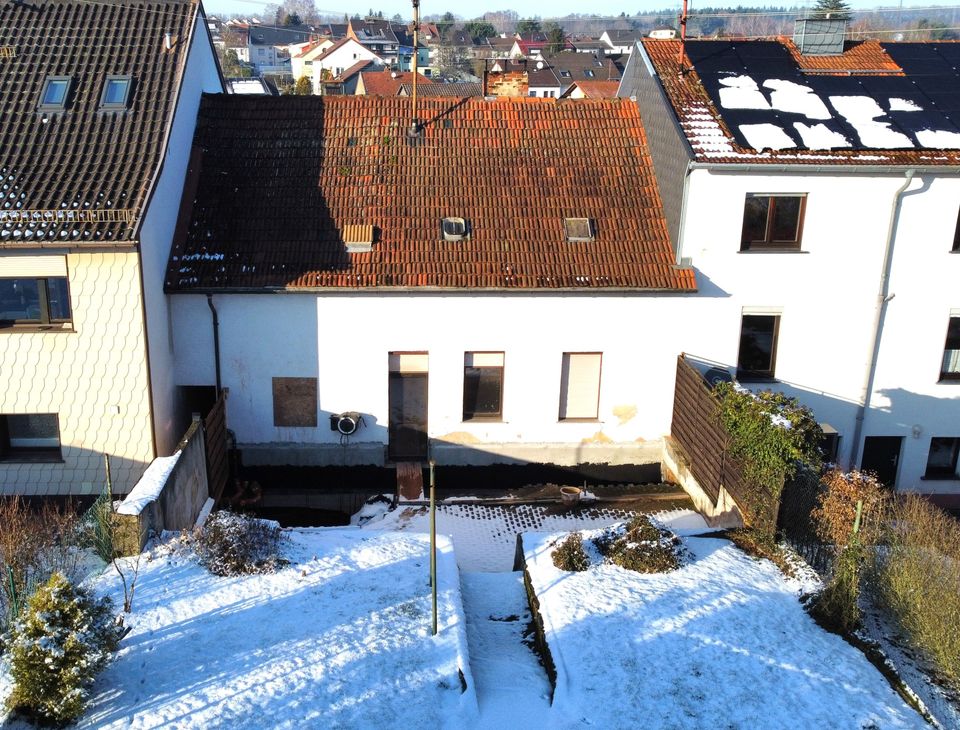 Entkerntes Einfamilienhaus mit Garage und Garten in Schwalbach