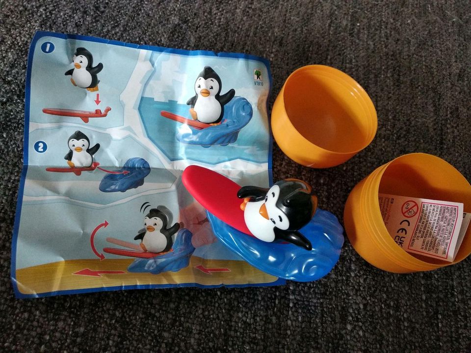 Kinder Maxi Ü Ei Pinguin mit Surfbrett in Ehrenkirchen