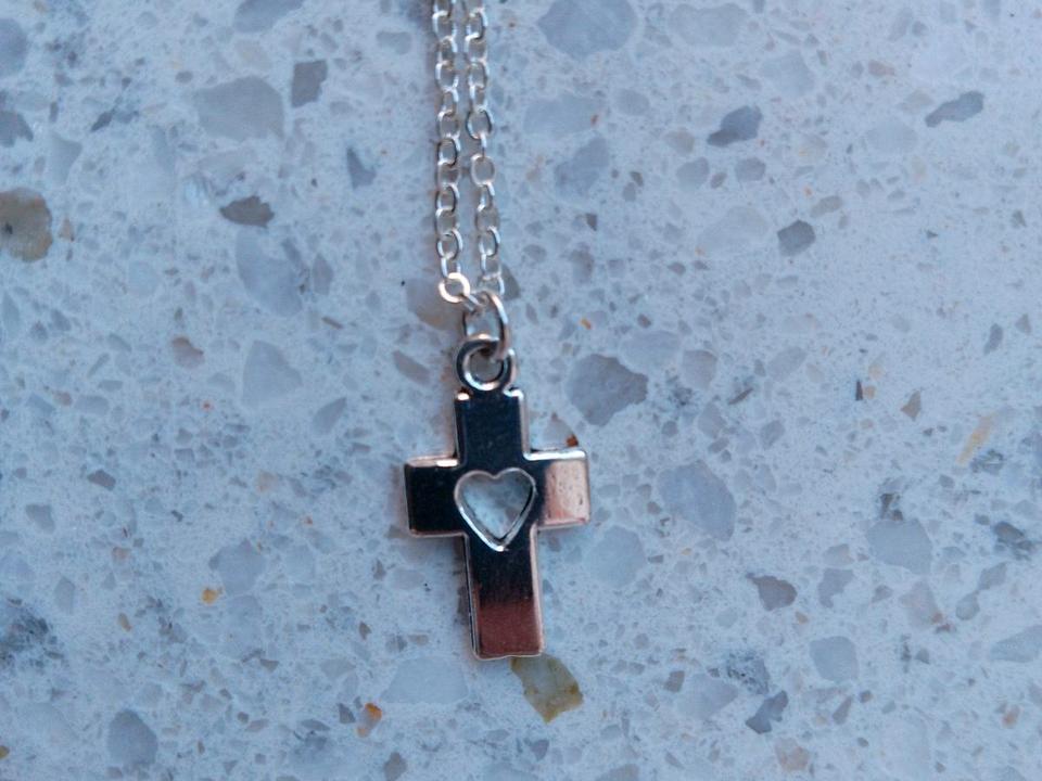 Silberne Halskette aus Edelstahl mit einem Kreuz Anhänger in Drochtersen