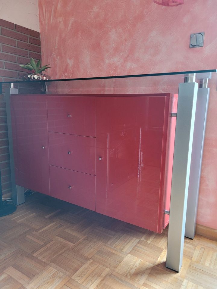 Kommode Sideboard in Rubin Rot mit Glasplatte in Hamburg