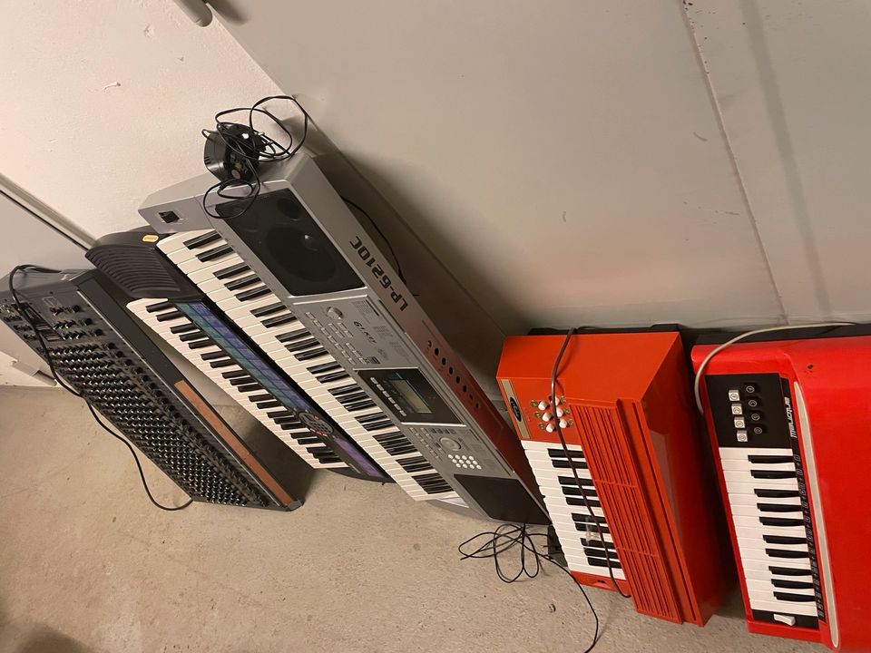 Schlagzeug Keyboard Instrumente für kleines Geld zu verkaufen in Soltau
