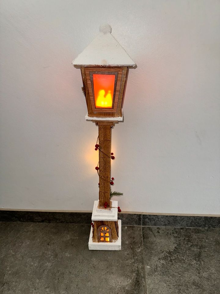 Straßenlaterne LED Weihnachten 80cm Batterie Holz in Cremlingen