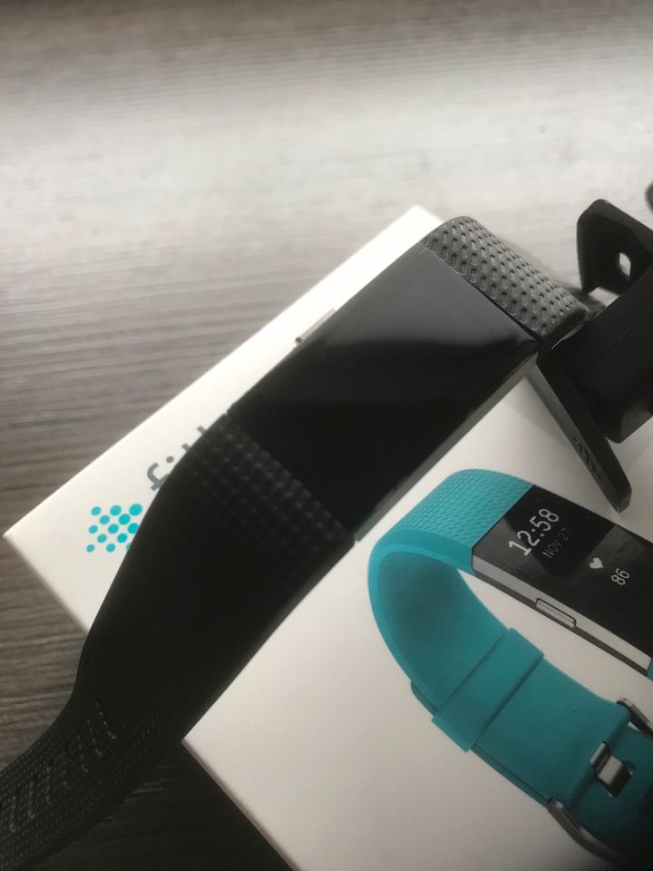 Fitbit charge 2 inkl. 2 zusätzl. Bänder zu verkaufen in Stemwede