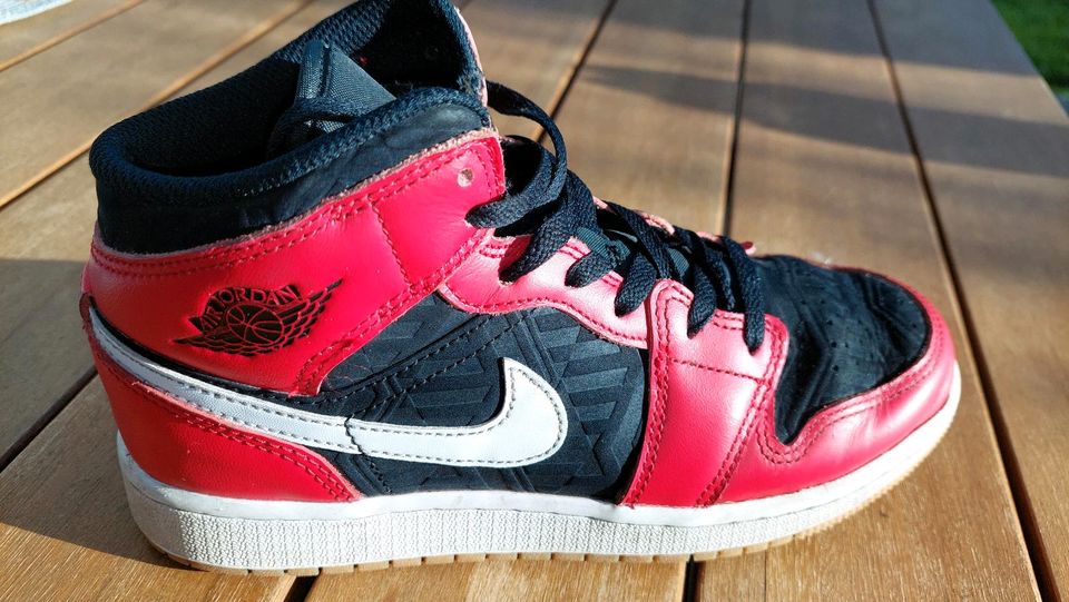Nike Jordan Air Sneakers rot schwarz in Achim