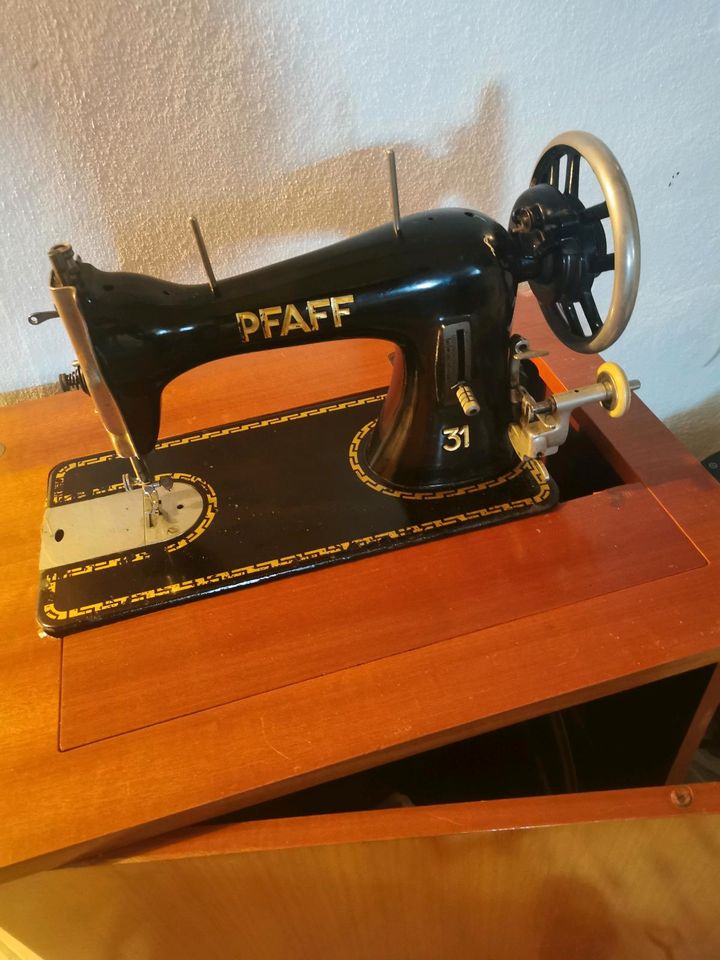 Pfaff 31 Nähmaschine retro mit Schrank in Mindelstetten