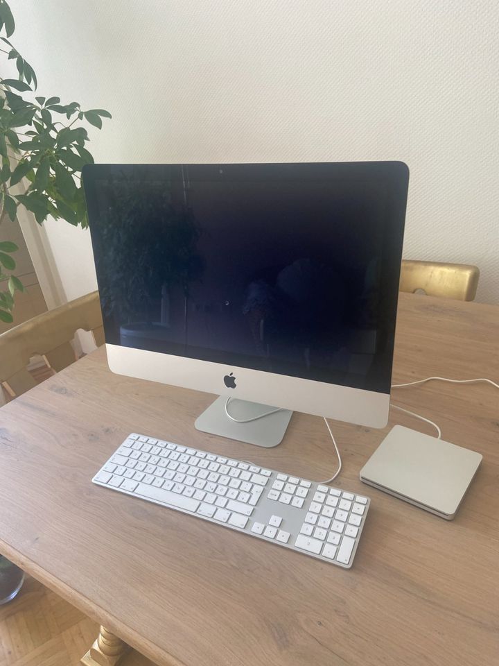 iMac 21" (Ende 2015) Core i5 1,6 GHz - HDD 1 TB - 8GB in München