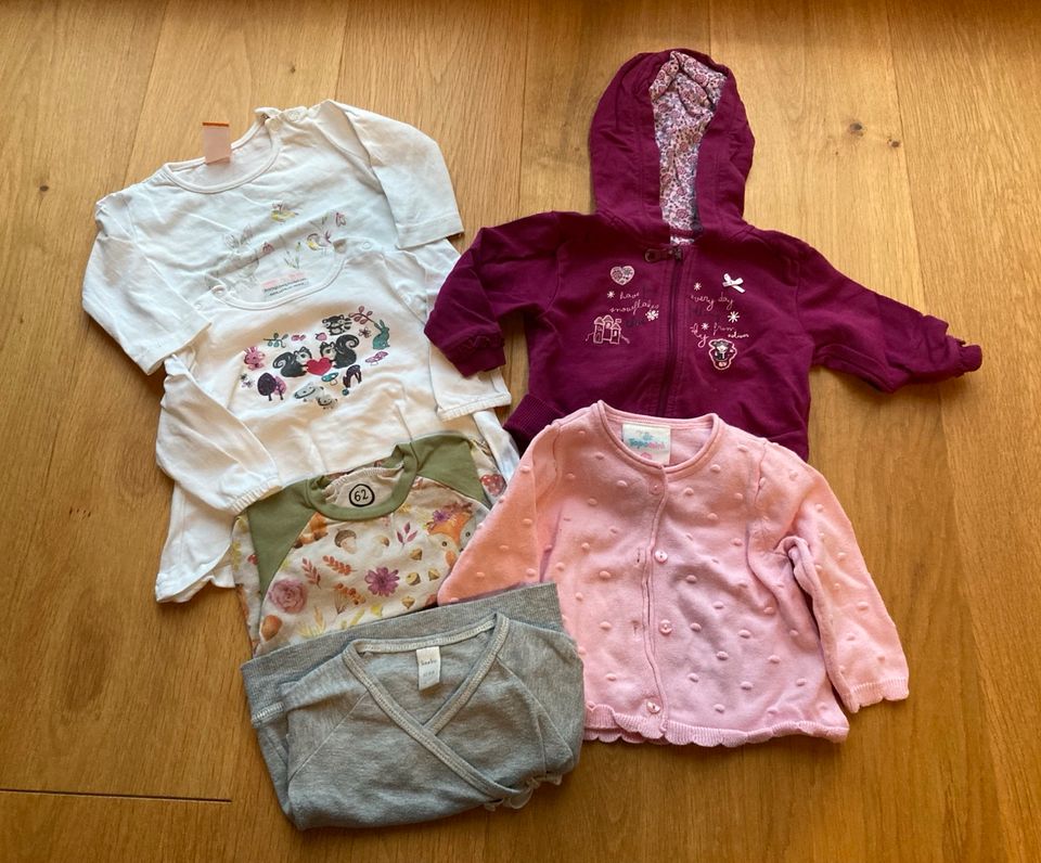 Baby Mädchen Sommer 62 Hosen Shirts Jacken Bodies Badeanzug Paket in Wettringen