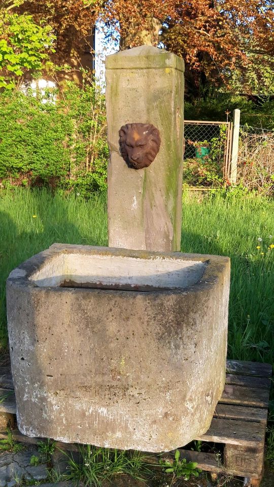 Sandsteinbrunnen,Sandsteintrog,Brunnen,Steintrog,Sandstein in