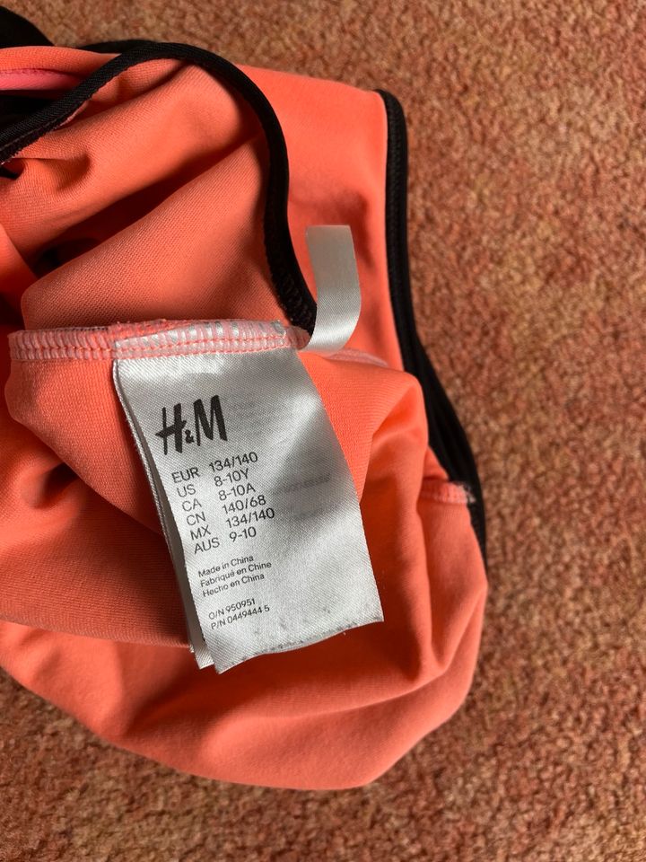 Badeanzug H&M mit Schwimmerrücken Gr. 134/140 in Burkhardtsdorf