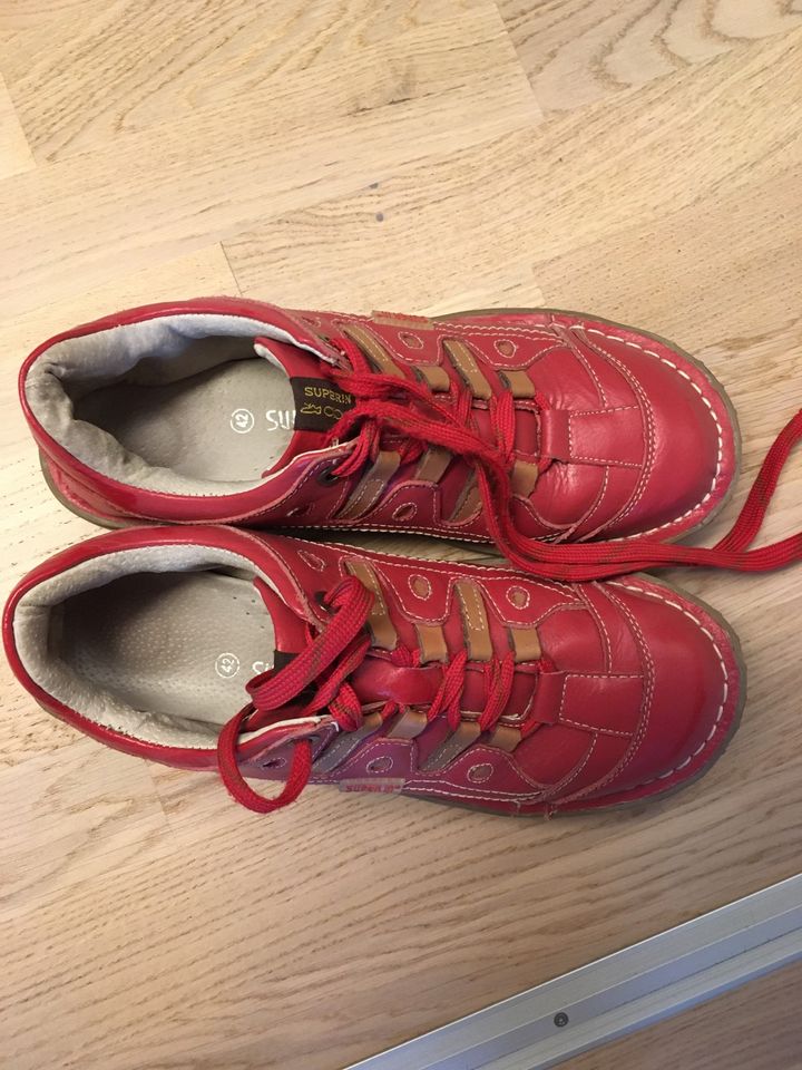 Schuhe rot in Angelbachtal